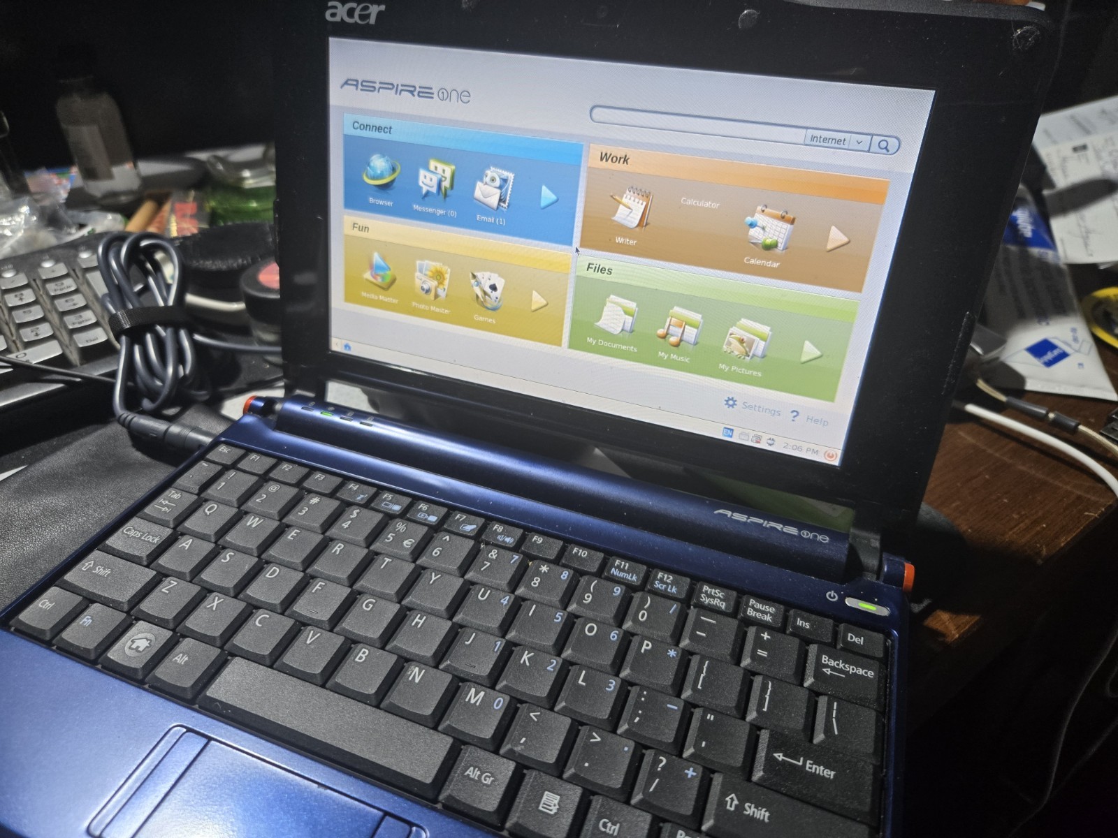 Acer Aspire One ZG5 Netbook Blue W/ Case No Power Dead Battery READ