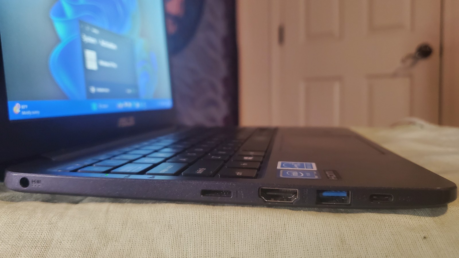 💻 ASUS VivoBook 12: Intel N4000, 4GB LPDDR4 RAM with Windows 11 Pro (24H2)