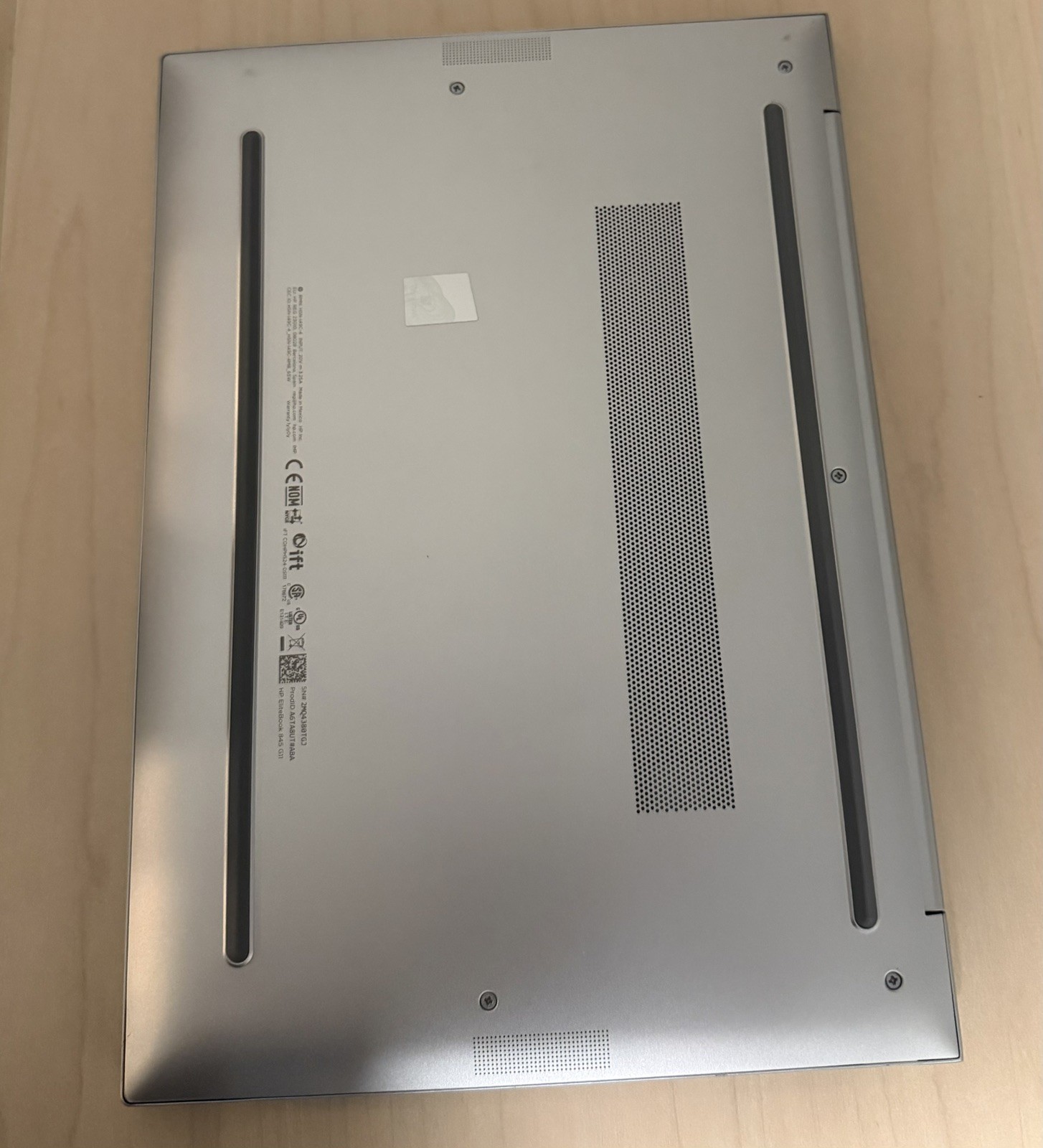 HP EliteBook 845 G11 14″ (Ryzen 7 PRO-8840U – 64GB RAM – 1TB SSD + charger