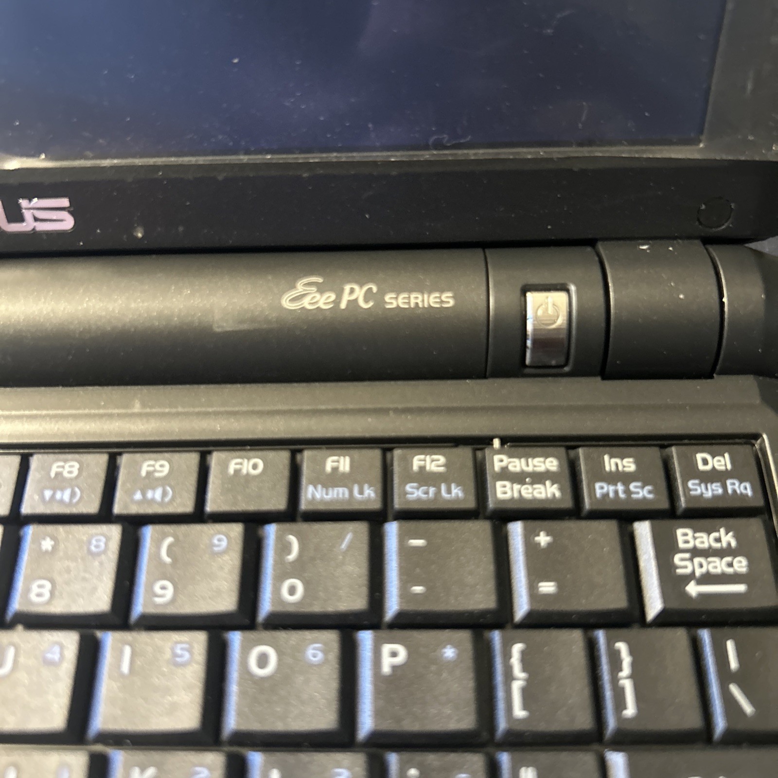 ASUS Eee PC 900 Vintage Netbook – Windows XP – Charger & Case Included