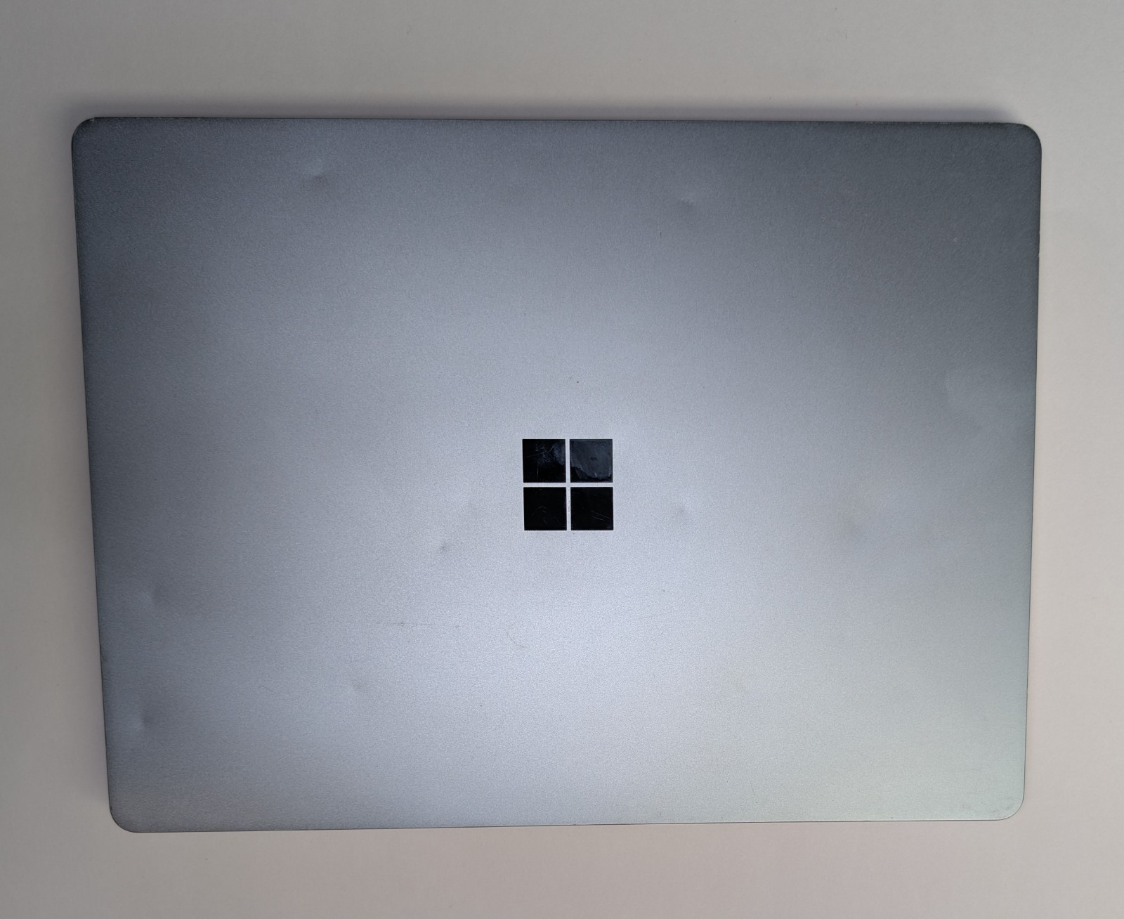 Microsoft Surface Laptop Go 12.4″ i5-1035G1 8GB 128GB SSD Win10 Home. ~566~