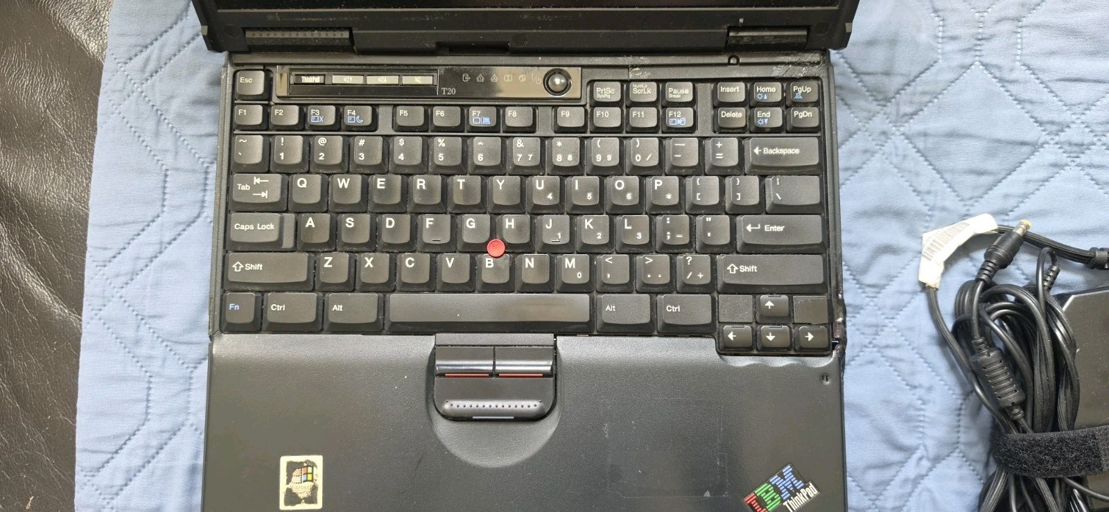Vintage Retro IBM Thinkpad T20 Laptop Windows 2000 Serial CD Read Description