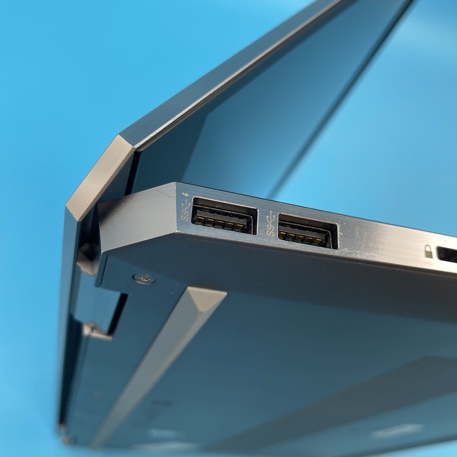 HP ZBook Studio G5 | i7-8850H | 32GB RAM | 512GB SSD | P1000 | NO OS | 65% BATT