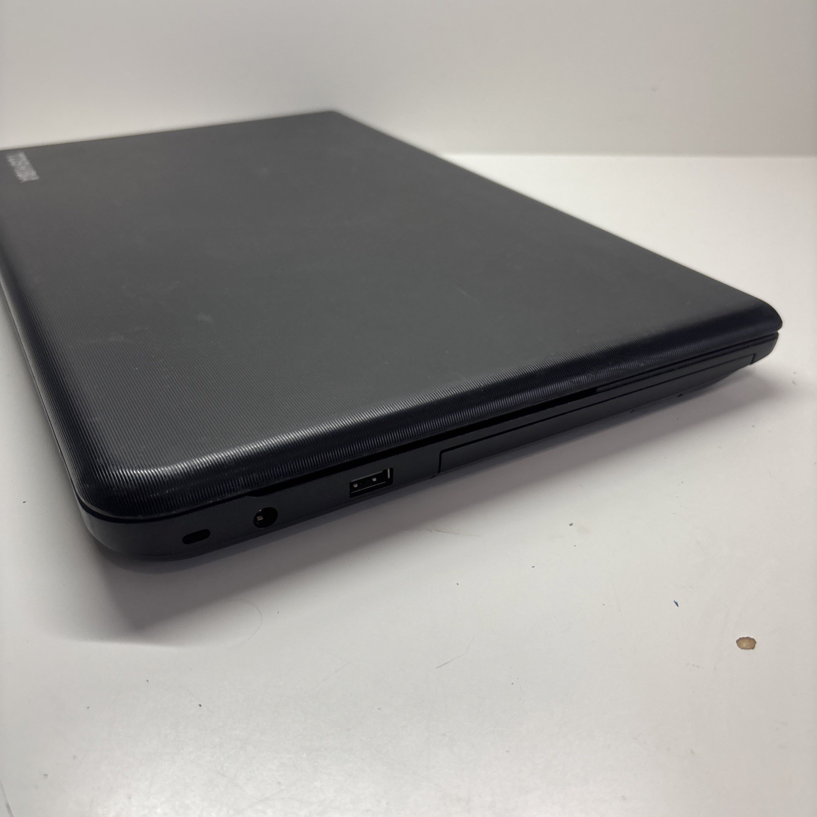 Toshiba Satellite C50D-A, 15.6-inch Laptop AMD E1-2100 1.0 GHz-4 GB RAM **READ**