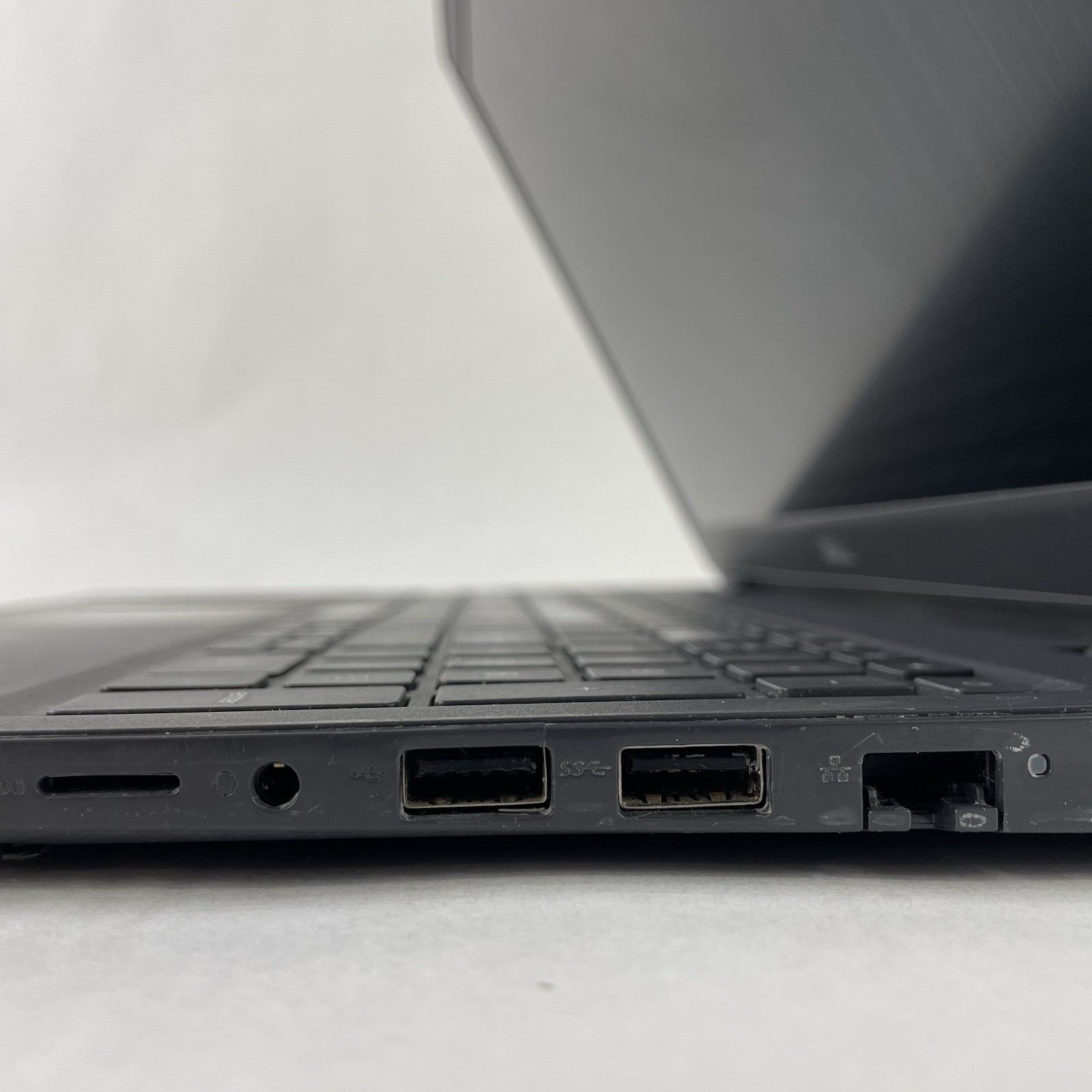 Dell Latitude 3510 15.6″ i5-10210U 1.60GHz 8GB RAM No SSD No OS – Bad Top/Corner