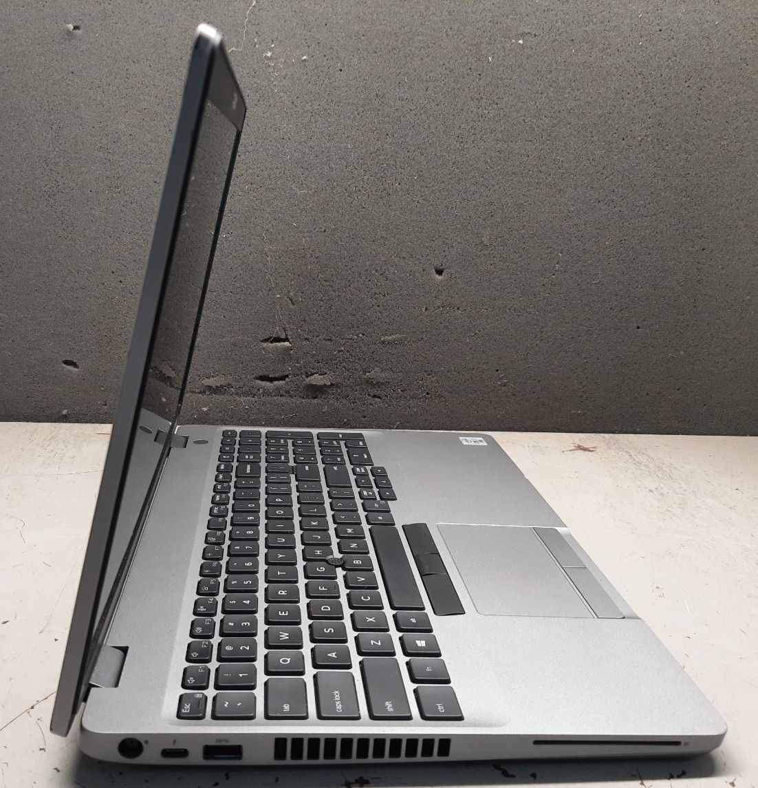 Dell Latitude 5510 15.6″ i7-10810u 8GB RAM No SSD No OS