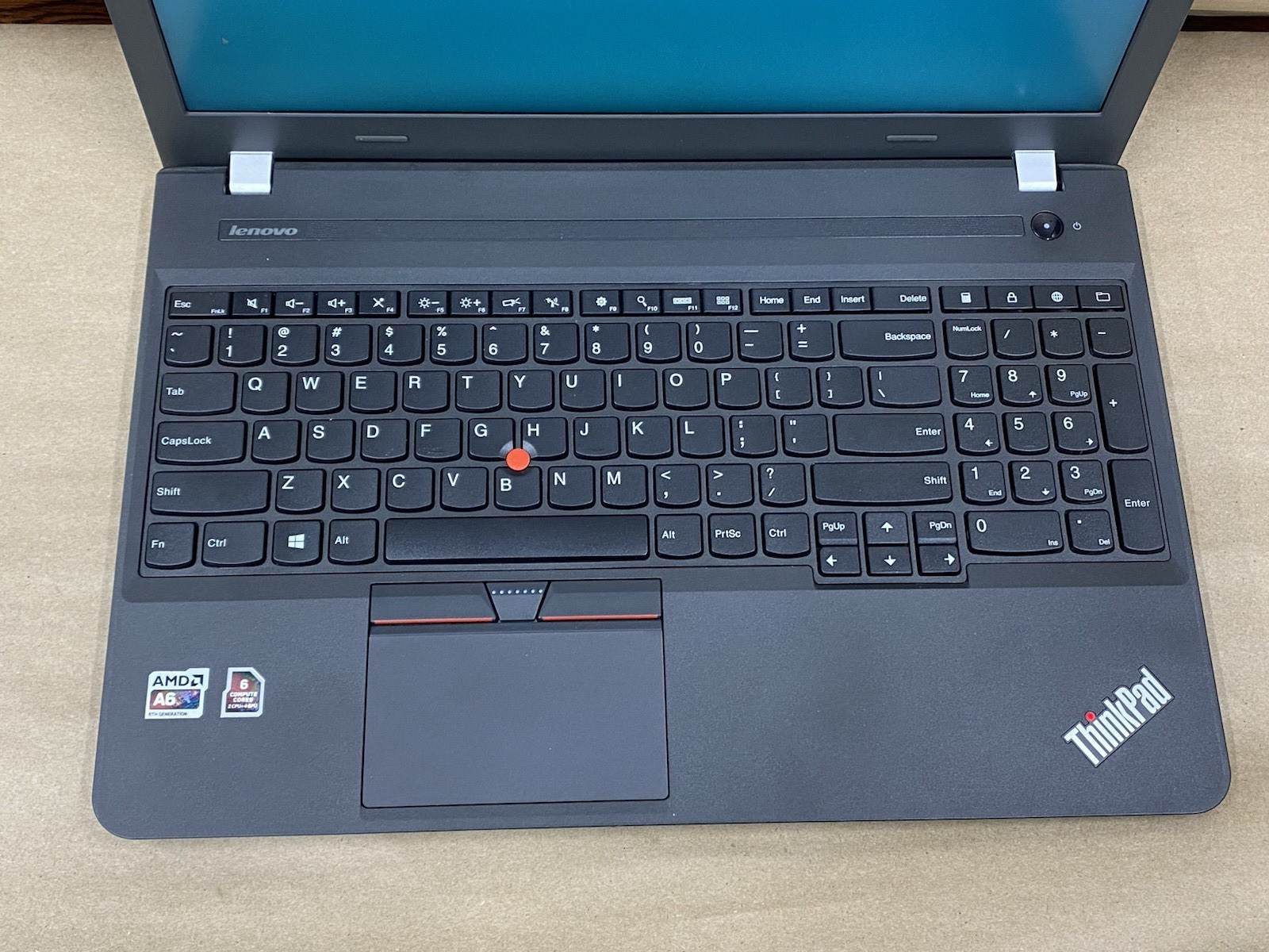 Lenovo E565 – 15.5′ 1366×768 – AMD A6-8500P – 4GB – 128GB SSD – Win 10 Pro