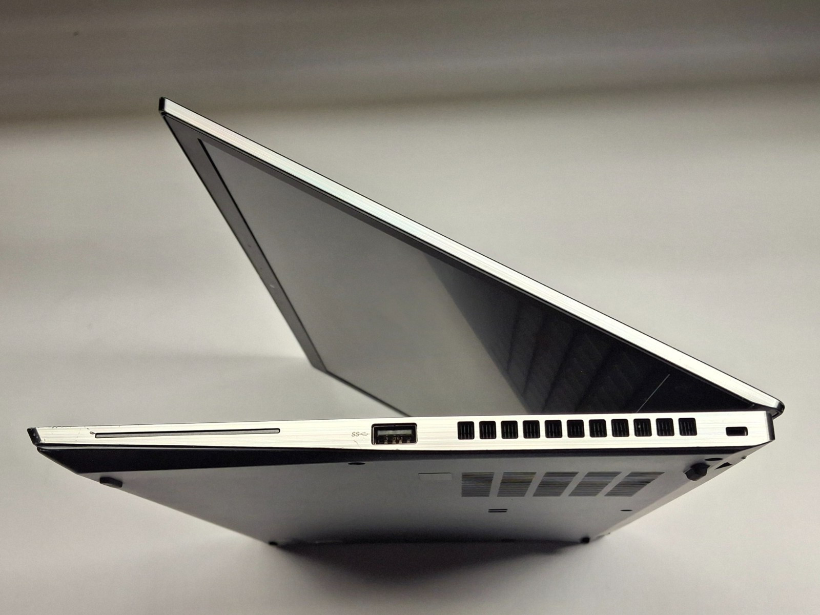 Lenovo ThinkPad T14s Gen 2 14″ FHD i5-1145G7 2.6GHz 8GB RAM 256GB SSD Win 11 Pro