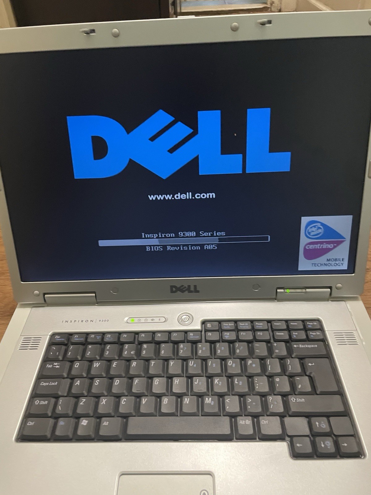 Dell Inspiron 9300 Laptop Linux 18″ PentiumM 1GB + Charger & CarryingCase Wi-Fi