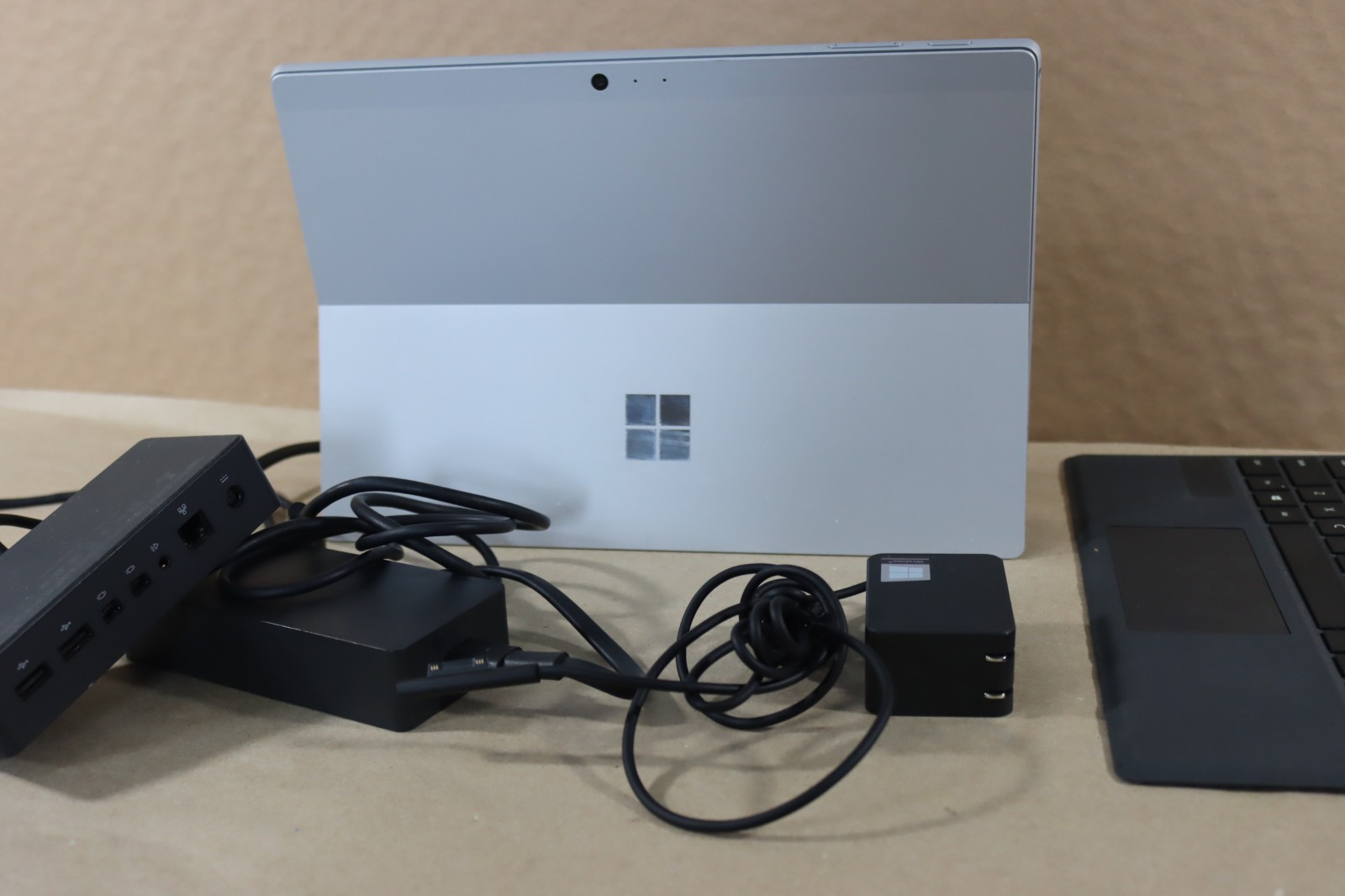 Microsoft Surface Pro 5 i5-7300U 8GB RAM 256GB Wi-Fi + LTE
