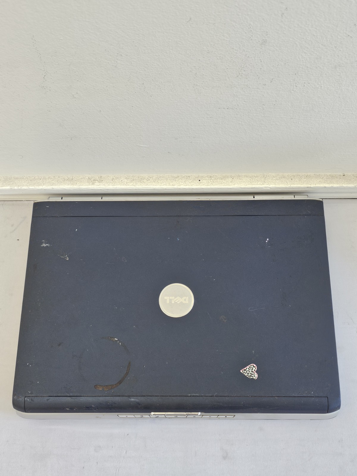 Dell Inspiron 1720 Laptop – VERY DIRTY CASE – 1GB RAM – NO BATT – Parts – READ