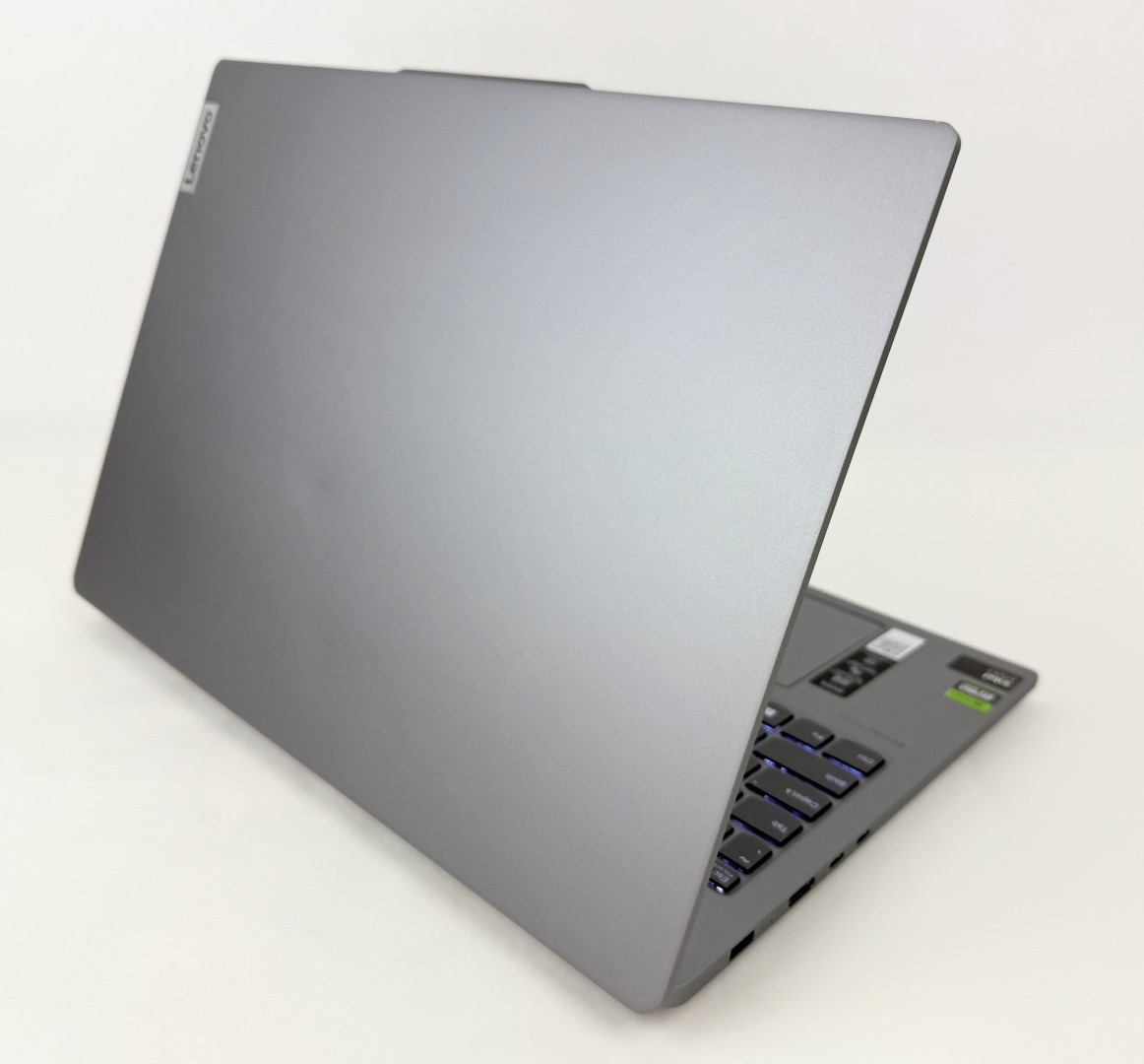 Lenovo IdeaPad Pro 5i 16″ 2048×1280 OLED Touch Ultra 9 185H 32GB 1TB 4050 Dent