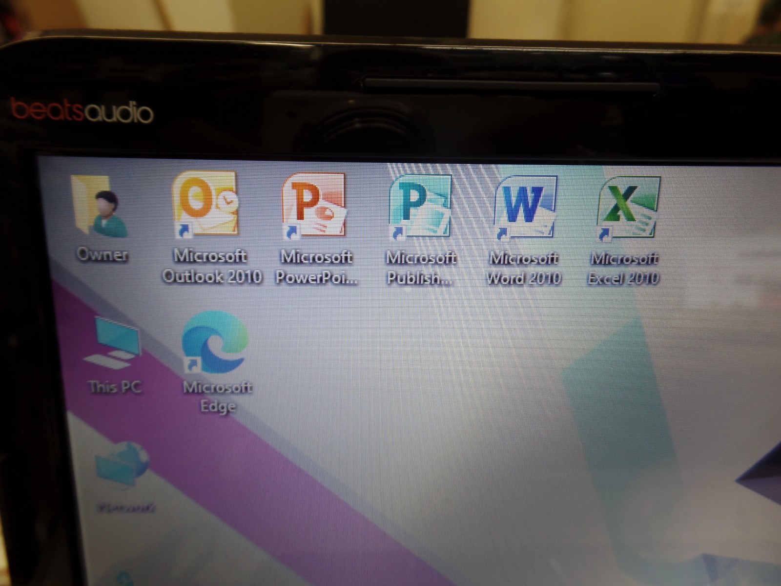 Brushed Aluminum 15″ HP Pavilion DV6-6123cl 1.40GHz Amd A6 6GB 500GB win10 DVD