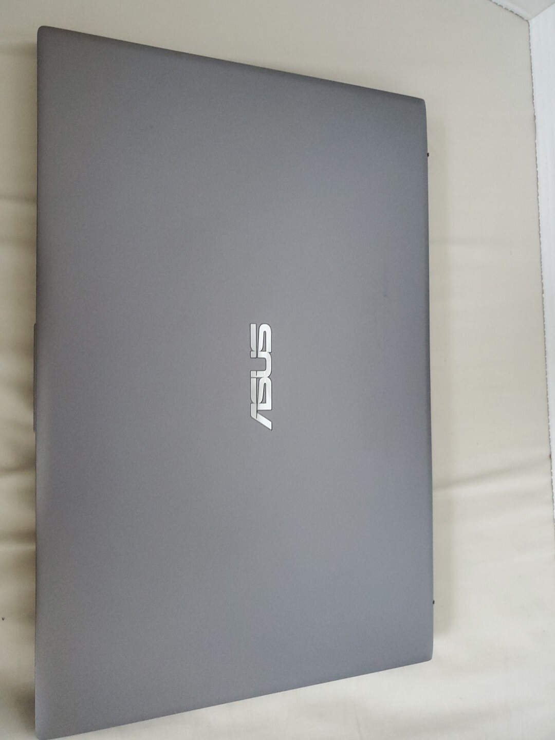 ASUS F412D VivoBook 14″ FHD Ryzen 3 3250U 2.6GHz AMD Radeon Graphics 8GB 256GB