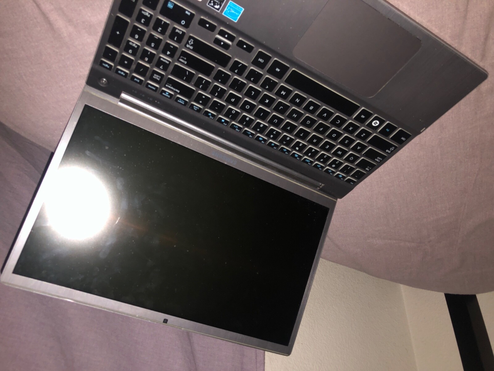 samsung laptop, ok condition it’s a little broke on the side idk what model 