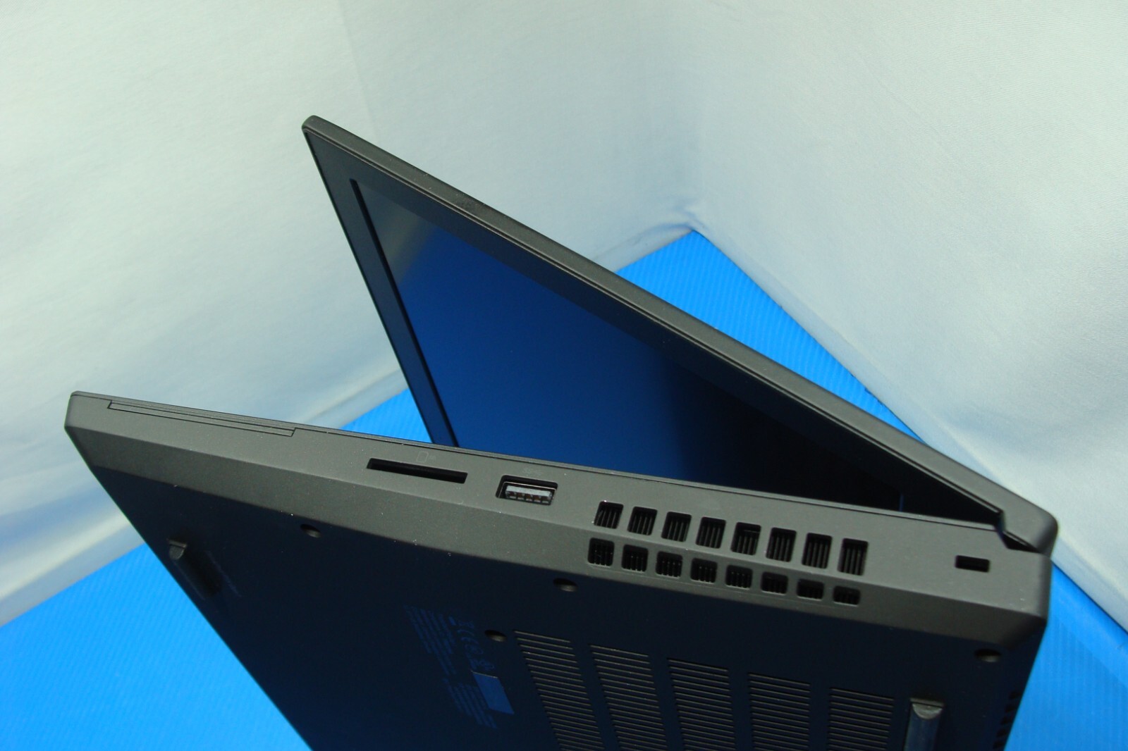 Lenovo ThinkPad P15 Gen 1 15.6″FHD i5-10400H 2.6GHz 16GB 512GB T1000 Win 11 Pro