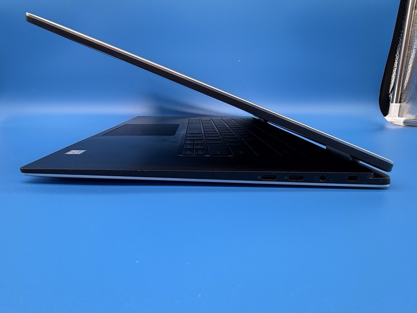 Dell XPS 15 9575 i7-8706G 16GB RAM 256GB SSD RX Vega 4GB GPU FHD Touch Win 11