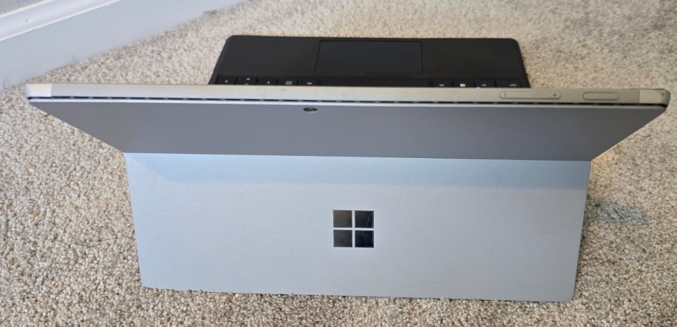 Microsoft Surface Pro 7 128GB SSD, 8Gb RAM, 12.3″, Win 11 Pro, 84% Batt. Health