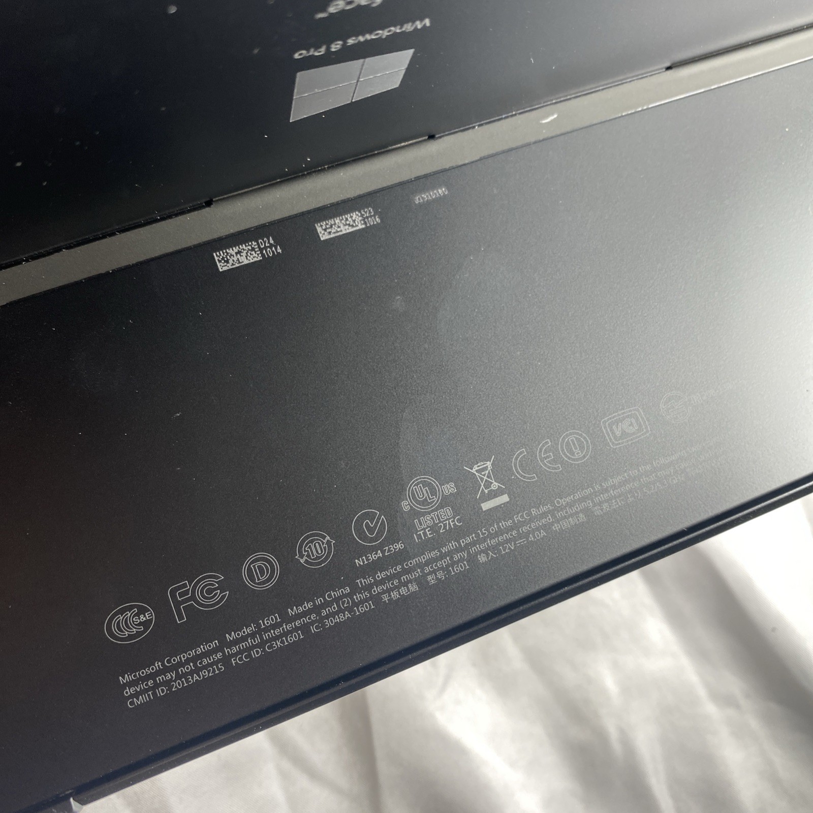 Microsoft Surface Model 1601 Windows 8 Pro -128gb – Needs new battery