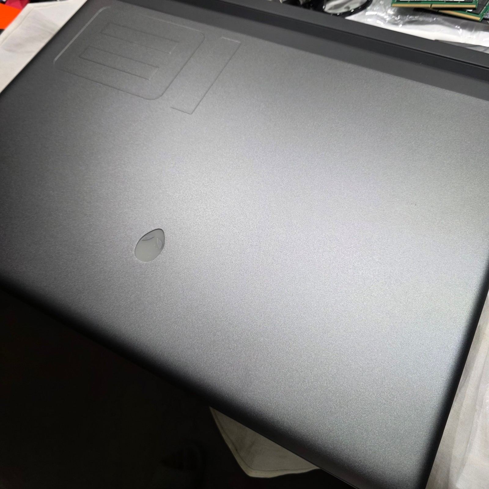 Alienware M18 R1 18″ 480Hz FHD+ RYZEN 9 7945HX 32GB 1TB SSD RX 7900M 16G DDR6