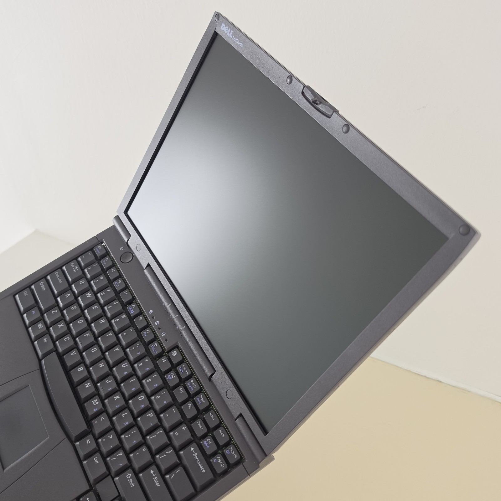 RETRO 14.1″ VINTAGE DELL Latitude CPt C4000GT Laptop – 64MB RAM – 4.86GB HDD