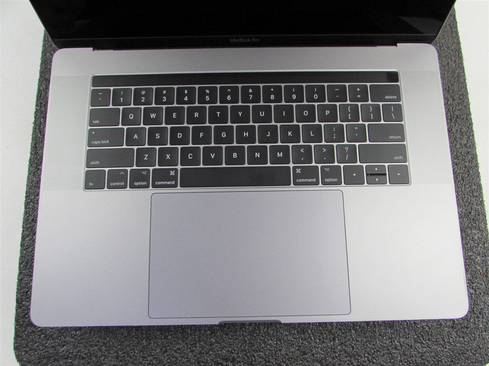 APPLE MACBOOK PRO A1707 2880X1800 I7-7700HQ 256GB SSD 16GB RAM AMD GPU NO O.S