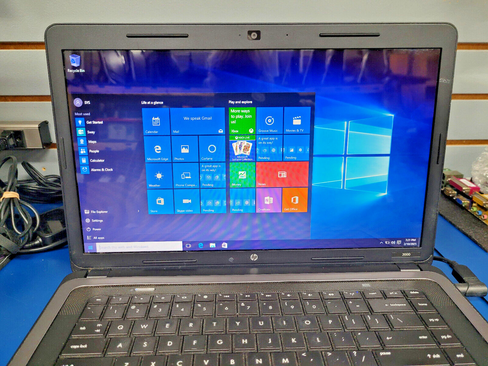 HP 2000-239WM Laptop-Intel Celeron T3500 3GB RAM Windows 10 Read Carefully