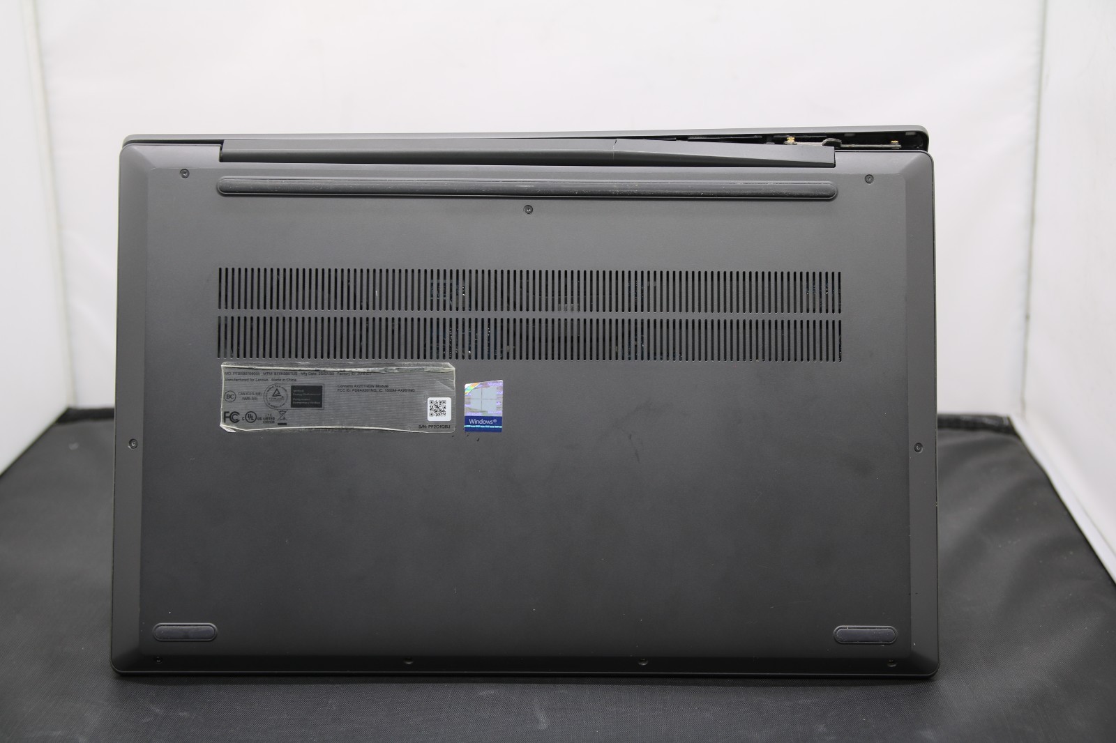 Lenovo IdeaPad 5i 15IIL05 15.6″ – i5-1035G1, No RAM No SSD, Broken Hinge