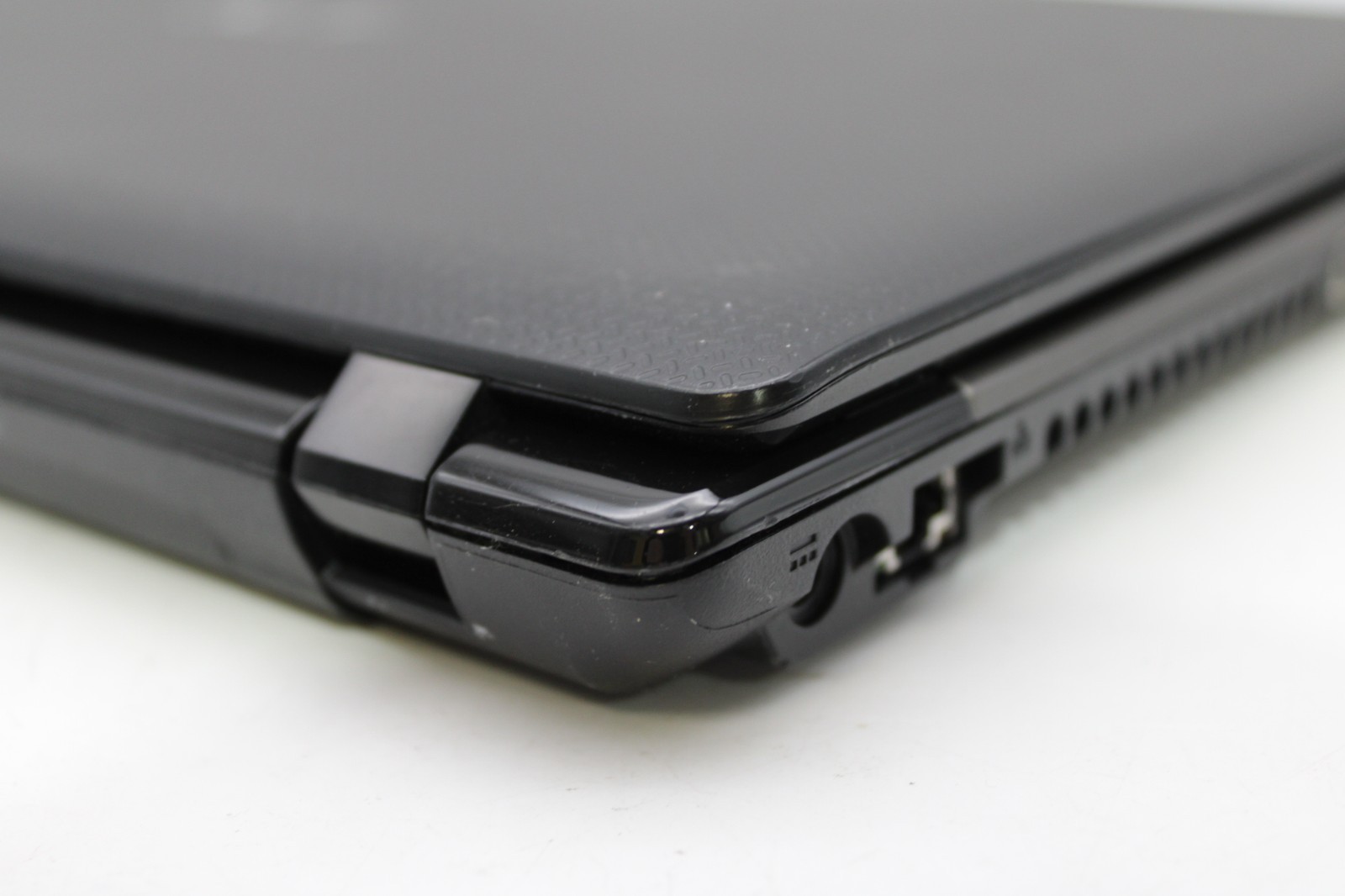 Acer Aspire 5660 Series 15.6″ AMD A8-3520M NO STORAGE/OS/RAM *PARTS/REPAIR*