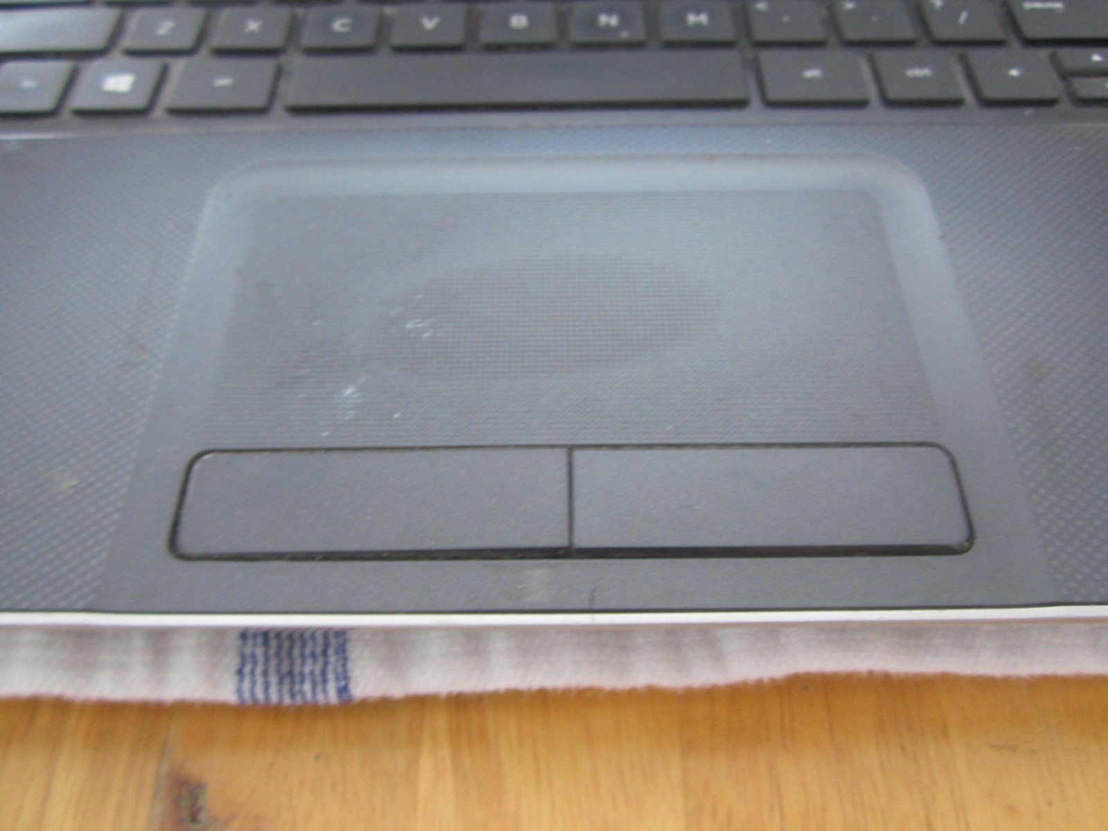 FOR PARTS – HP Pavilion 17-e113dx 4GBRAM 80GBHD SCREEN INTACT BROKEN HING NoCord