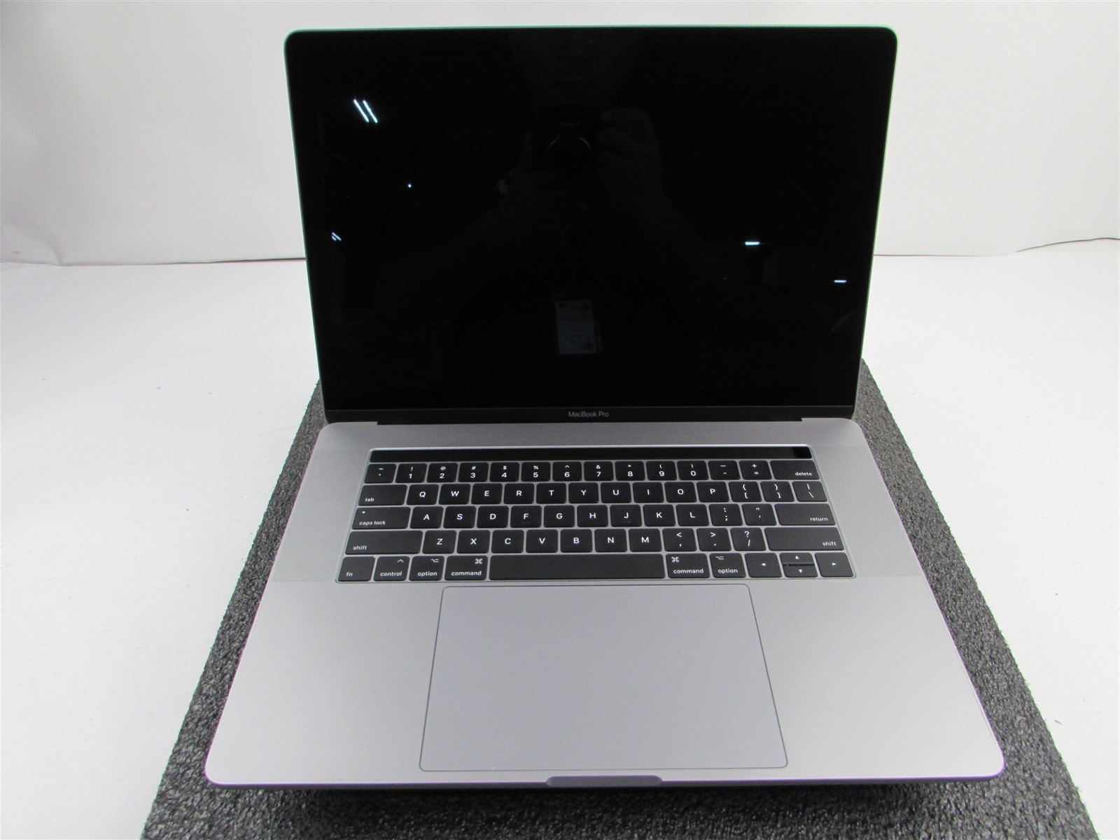 APPLE MACBOOK PRO A1707 2880X1800 I7-7700HQ 256GB SSD 16GB RAM AMD GPU NO O.S