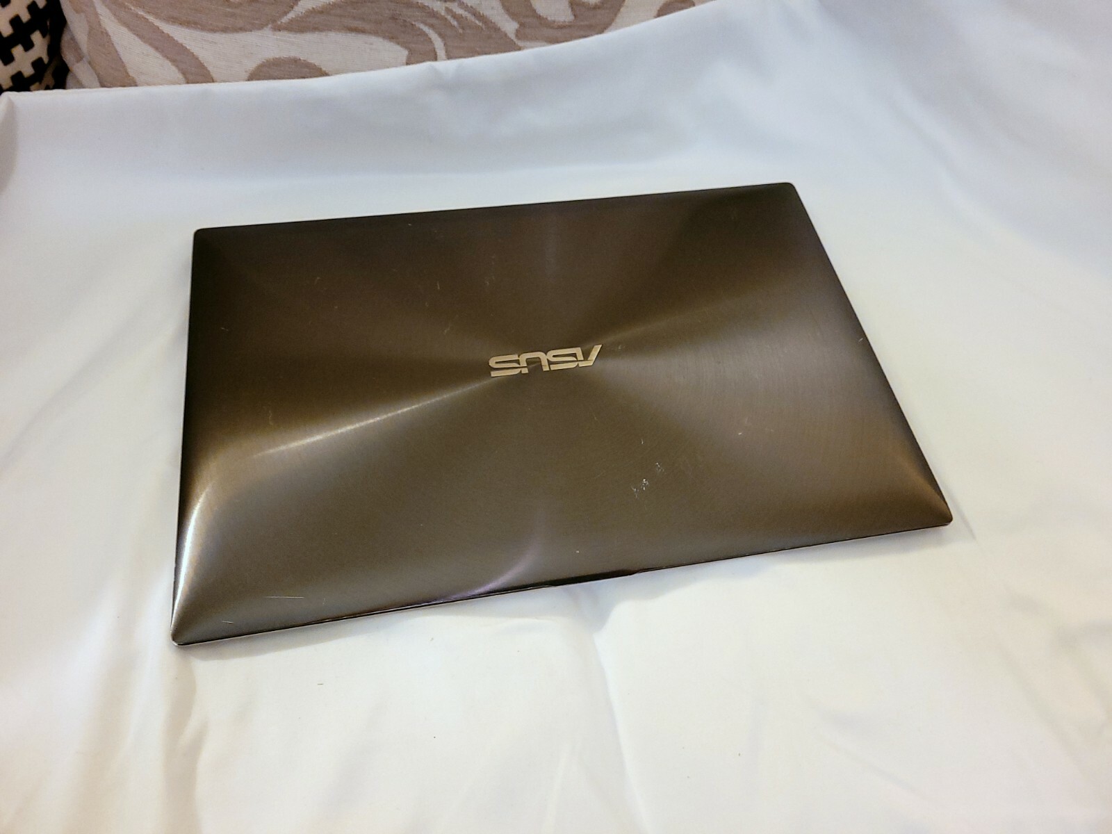 ASUS ZENBOOK UX31E CORE I5-2557M @ 1.4 GHz / 4 GB RAM / 128GB SSD / 13.3″ LED 16