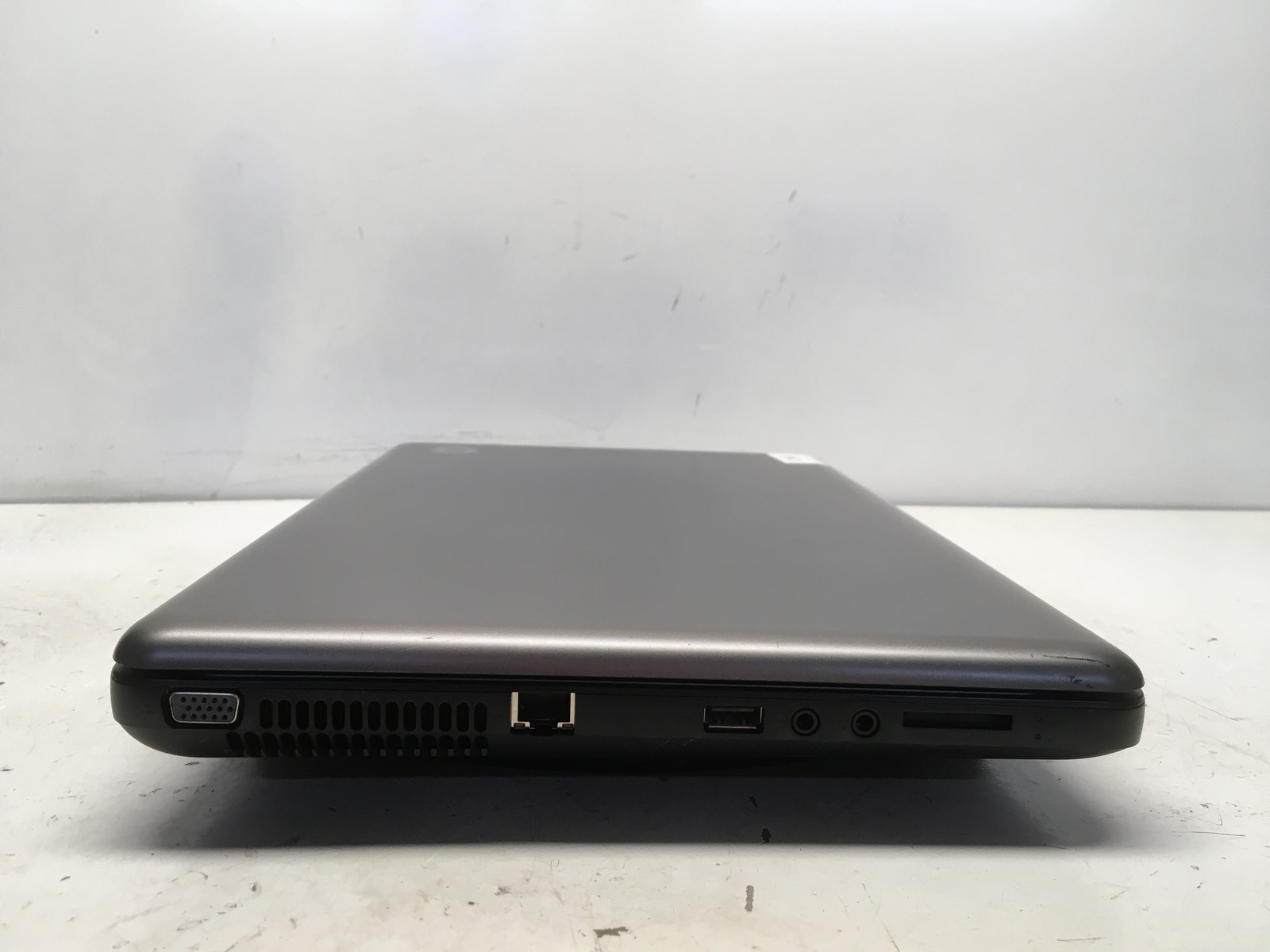 HP 2000-425NR AMD E-300 1300MHz 8 GB NO HDD No Batt