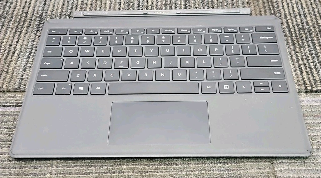 Microsoft 1724 Surface Pro 4 128G with Keyboard – FOR PARTS-BAD BATTERY