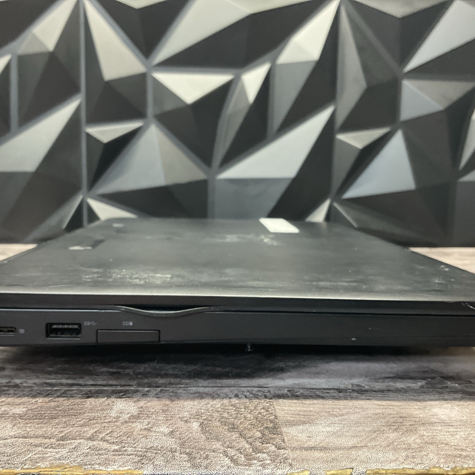 Dell Latitude 5590 / No POST / Cracked Screen / No RAM / No SSD / O10