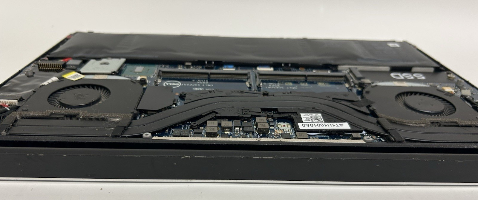 Dell Precision 5520 Xeon E3-1505M v6 15.6″ – NO RAM – NO SSD – 4GB GFX – READ!