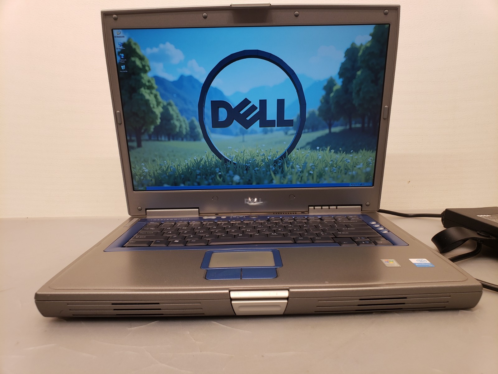 Vintage Dell Inspiron 8600 Laptop Intel M 1.4GHz 1GB 40GB WinXP 15.4″ Bright!