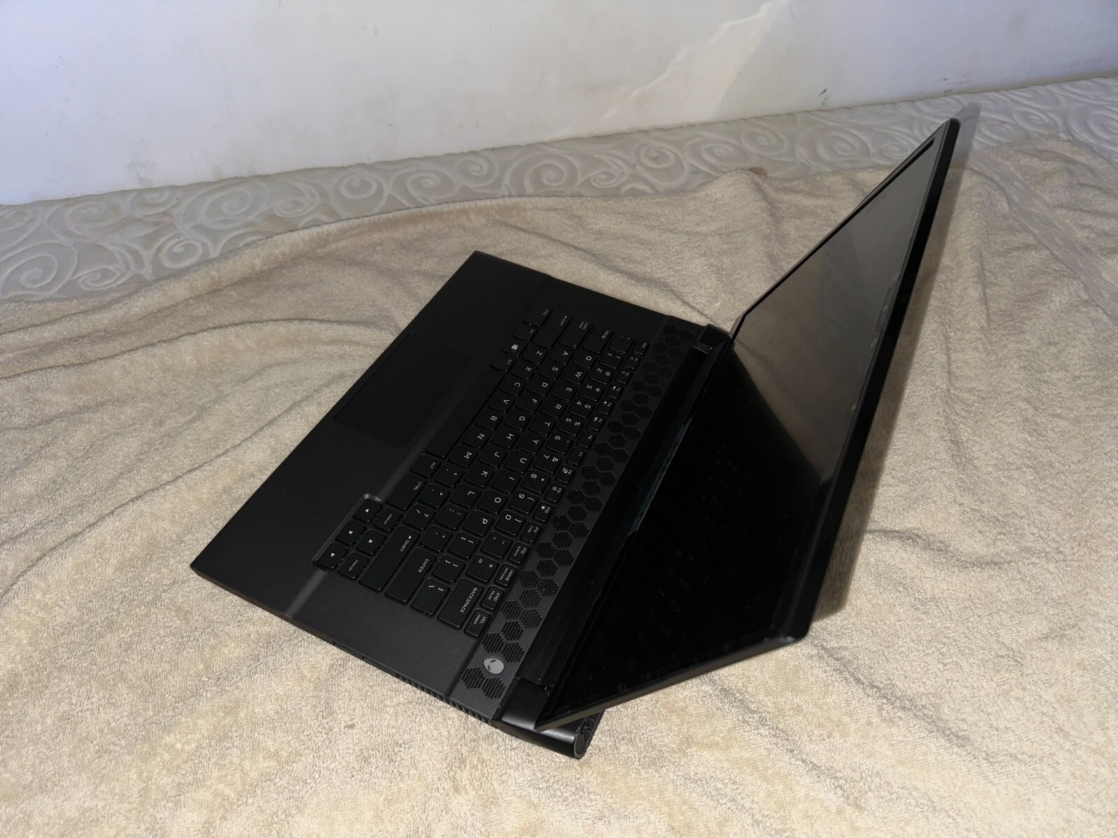 Alienware M15 R2 15.6″ (512GB SSD, Intel Core i7 9th Gen. 4.50GHz, 16GB) Laptop