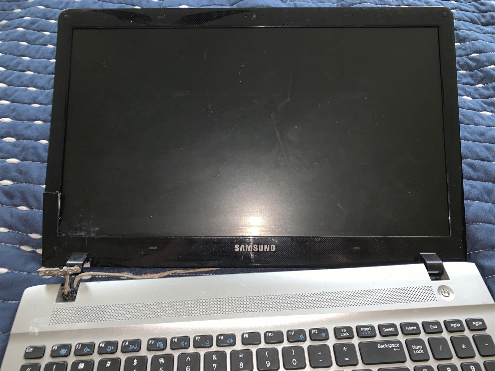 Samsung NP300E5E-A02US Core i3 3227U 1.90GHz 4 GB RAM with Hdd/battery/adapte