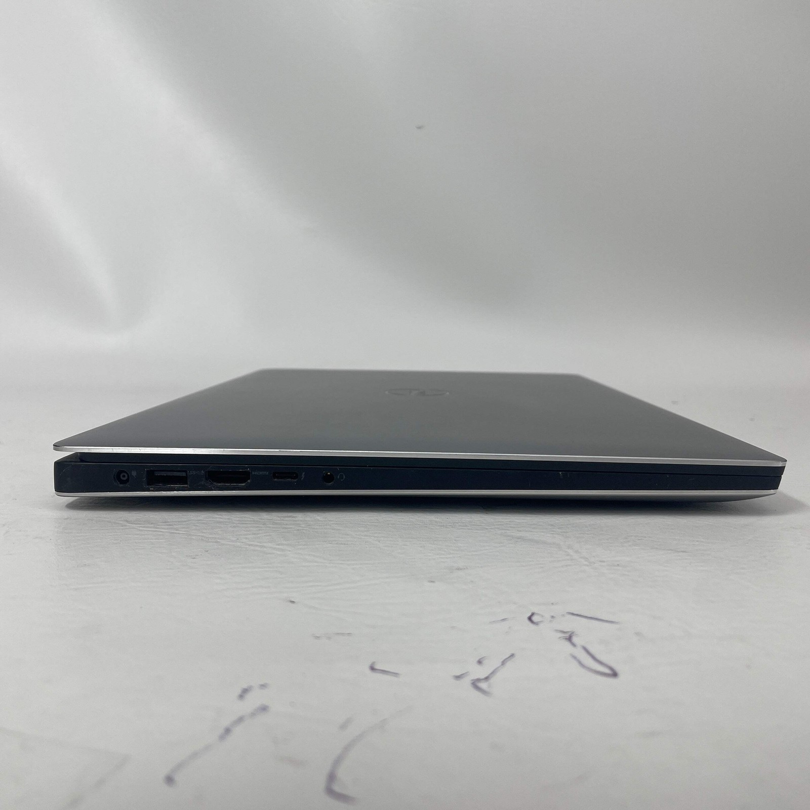 Dell XPS 9560 15.6″ i7-7700HQ 2.8GHz 16GB RAM 1TB SSD GeForce GTX 1050