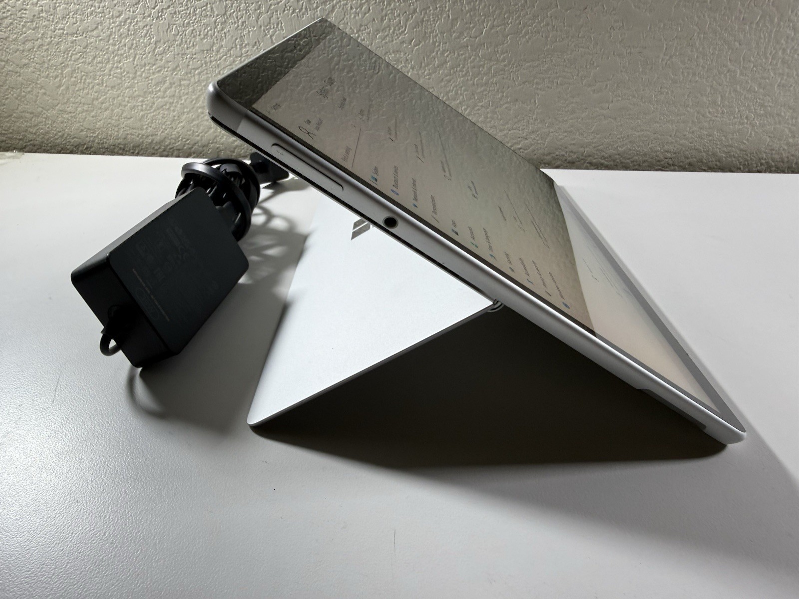Microsoft Surface Pro 8 (1982) i5-1145G7 – 16GB RAM – 256GB 120Hz – Win 11 Pro