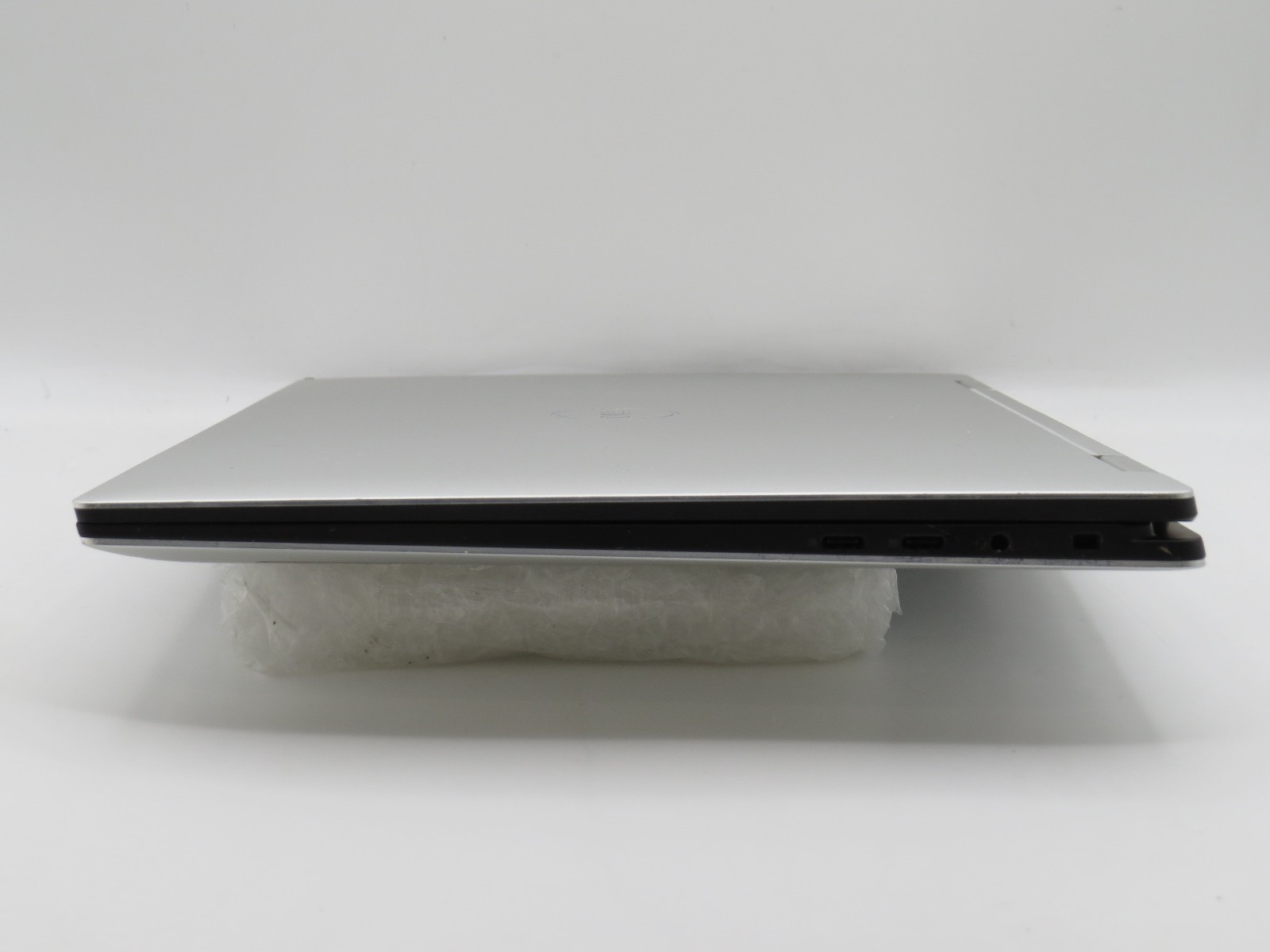 Dell XPS 15 9575 | i7-8705G @ 3.1GHz | 16GB DDR4 | 256GB m2 | 15.6″ | No OS/AC
