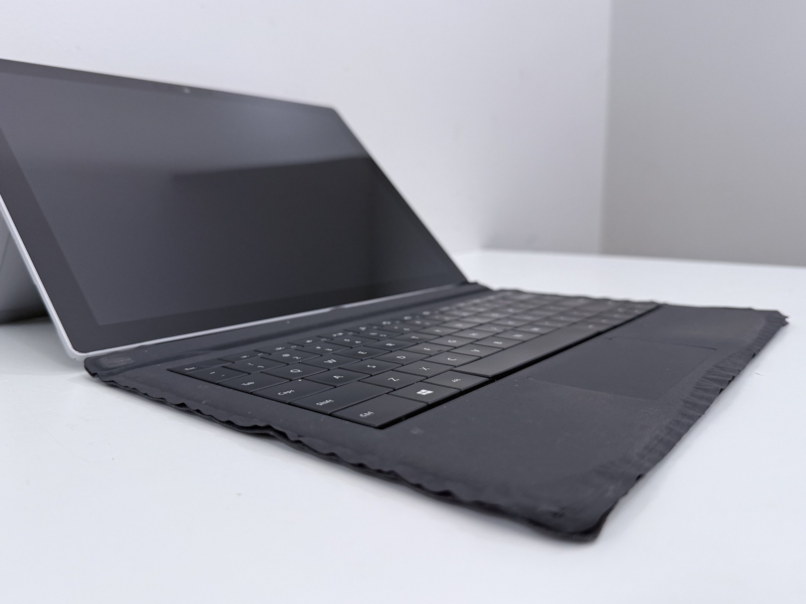 Microsoft Surface Pro 5 i7-7660U CPU @ 2.50GHz8 GB RAM 256 GB Win 10 Pro KB issu