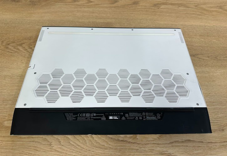 Alienware M15 R3 Core i7 10875H 32GB DDR4 Nvidia RTX 2070 Super 512GB SSD