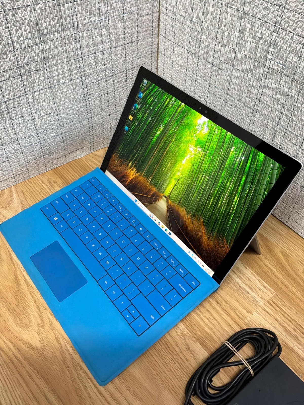 Microsoft Surface Pro 4 i5-6300U 4GB RAM 128GB SSD Intel HD 520 Windows 11