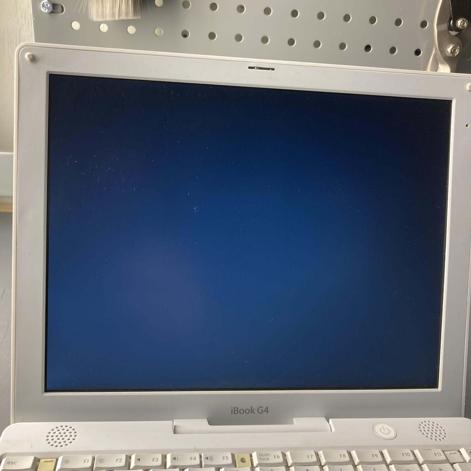 Apple iBook A1054 G4 PowerPC@1.20GHz 1.25GB Ram 30GB HDD OS 109 Battery Cycles