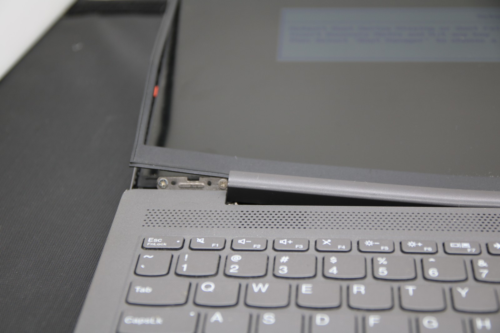 Lenovo IdeaPad 5i 15IIL05 15.6″ – i5-1035G1, No RAM No SSD, Broken Hinge