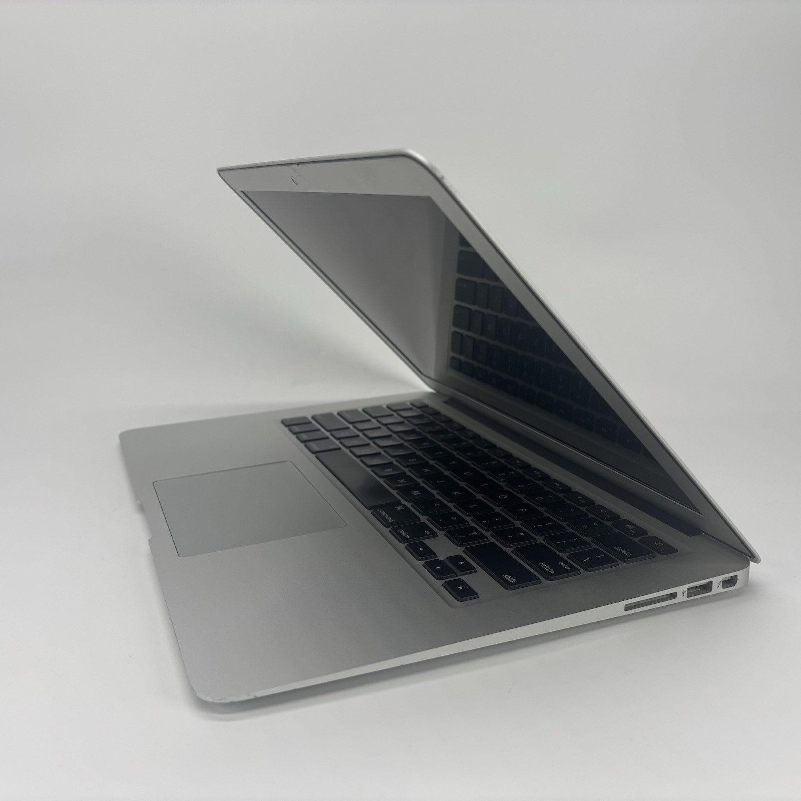 Apple MacBook Air A1466 (2012) Intel i5-3427u 1.80 GHz 4 GB RAM 500 GB SSD