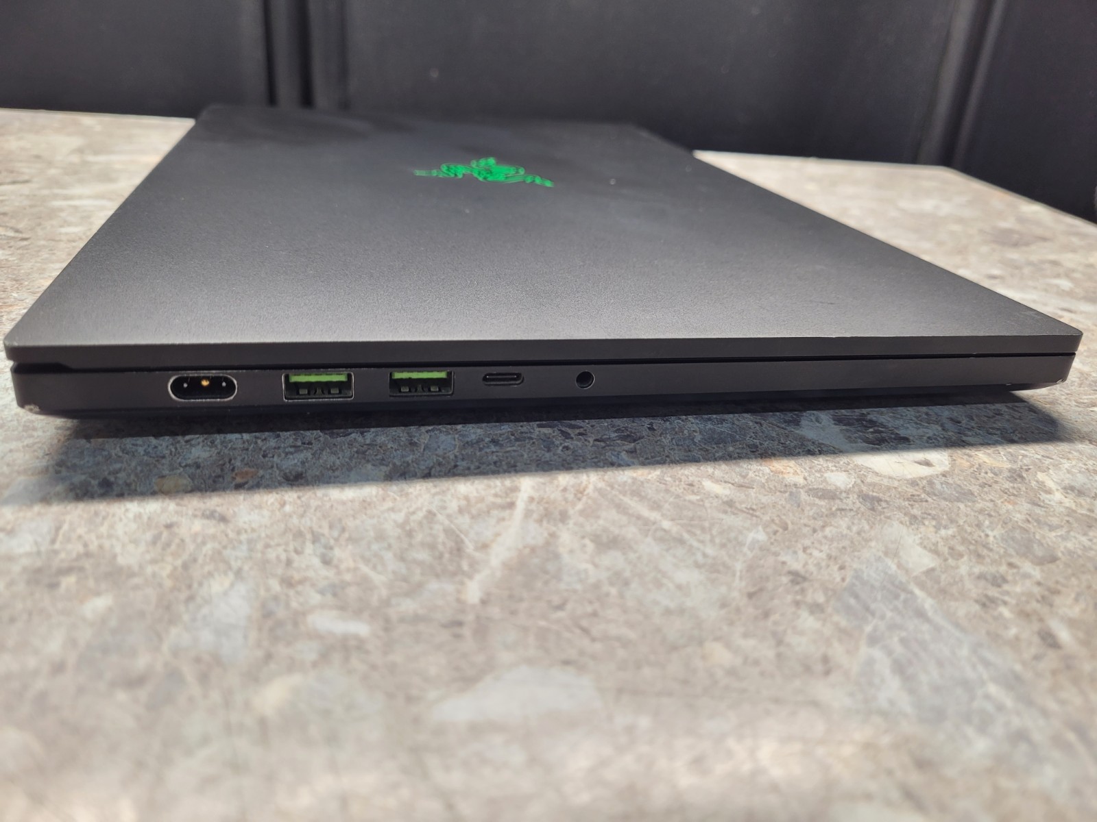 Razer Blade 15 Advanced RZ09-033 15.6″ 300HZ I7-10875H 16GB RTX 2070S MAXQ READ
