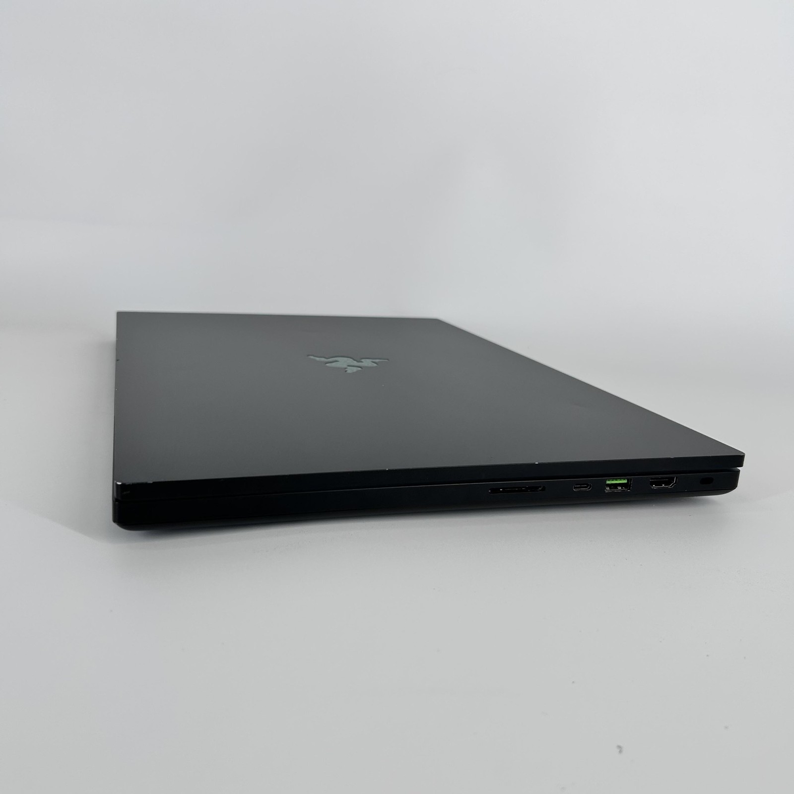 Razer Blade 18 240Hz QHD+ 2.2 GHz i9-13950HX 32GB 1TB/1TB NVIDIA RTX 4090 Good